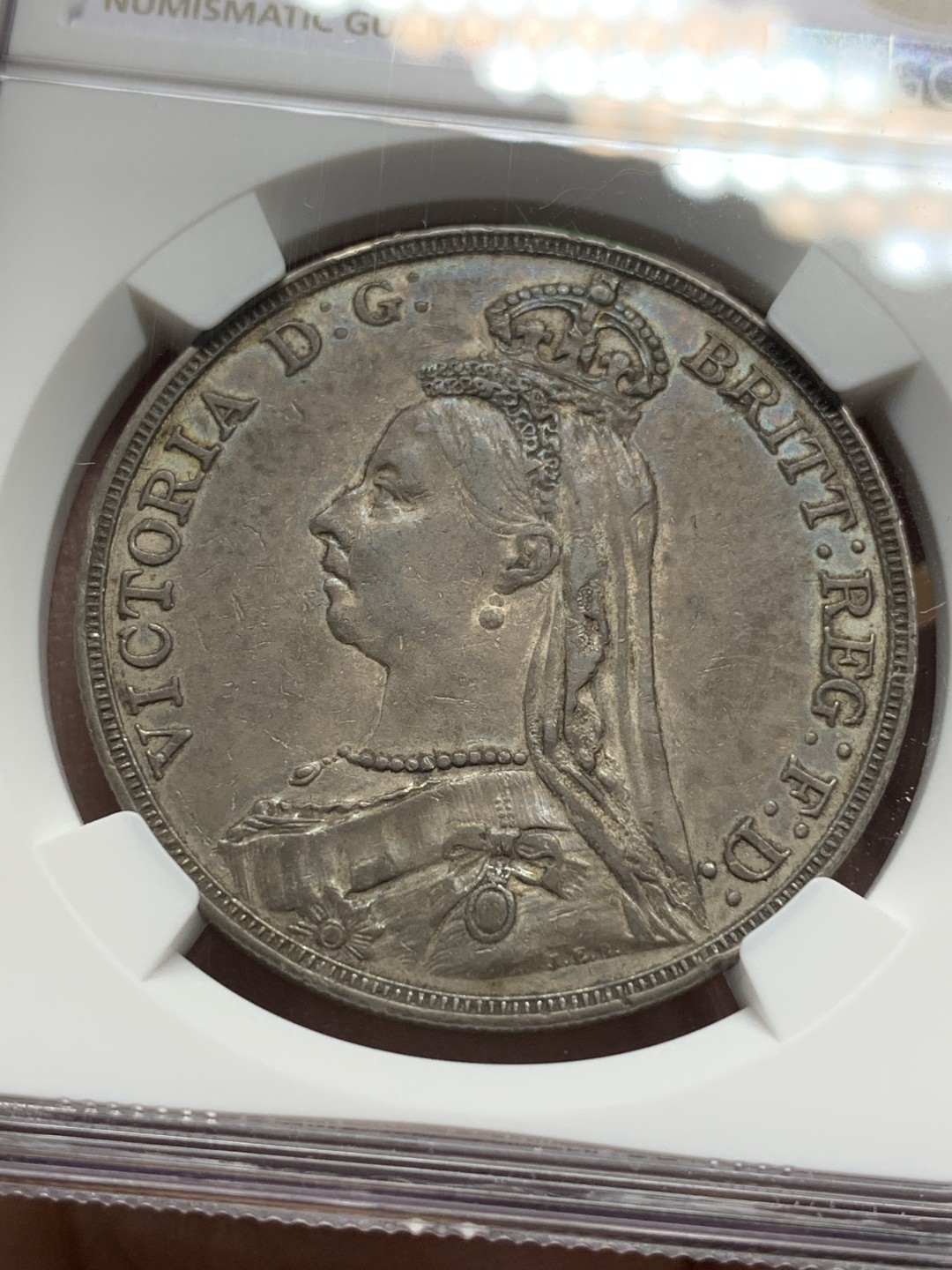 《竞宝斋》第116场-周日，周一 ，2场连拍（全场包邮） NGC-AU55 英国 1889年维多利亚一克朗高冠马剑银币 醇黑包浆好品相 分数难得