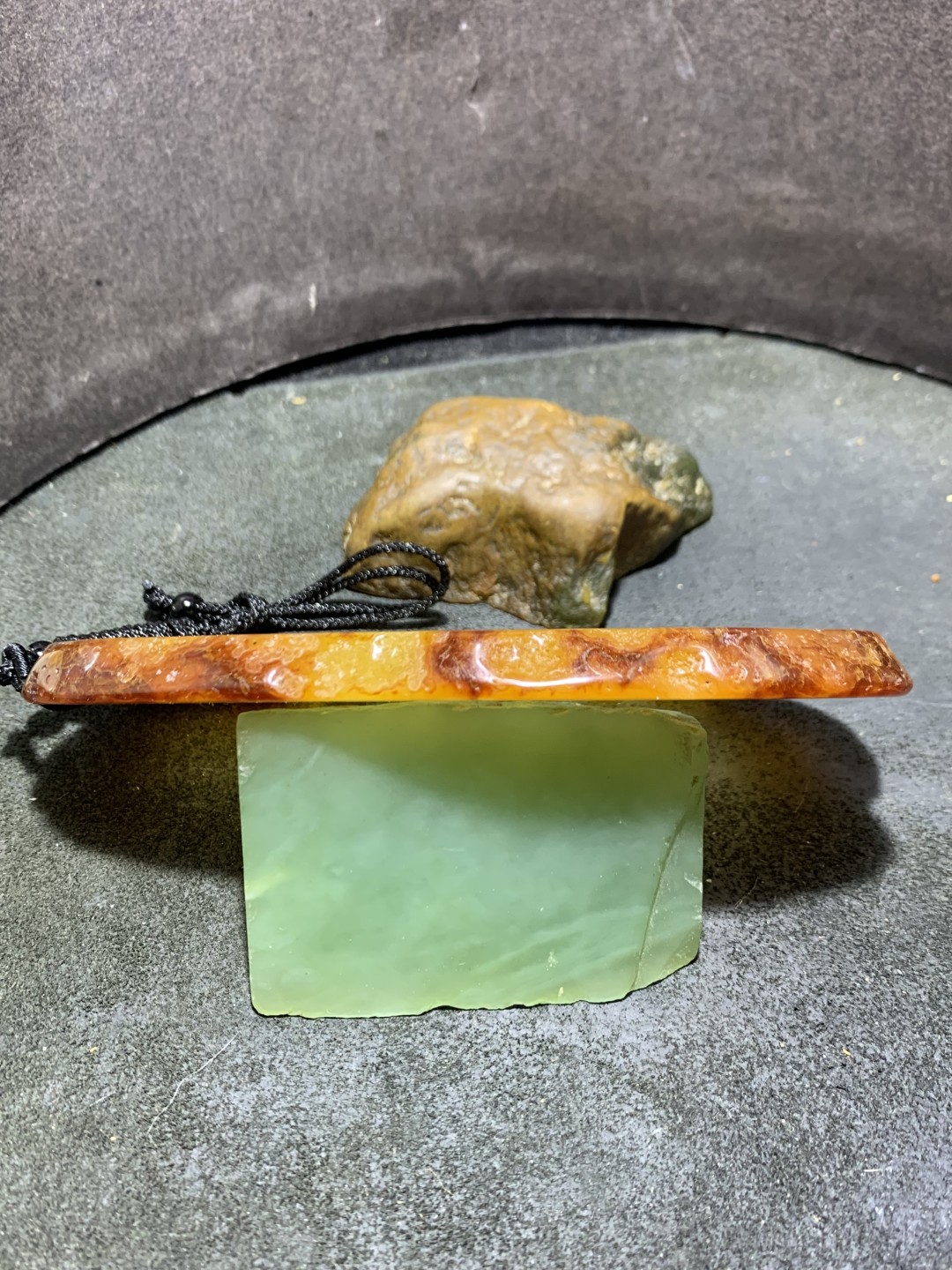 重器天然马达加斯加原皮玛瑙雕刻如来佛祖大 牌子一块，