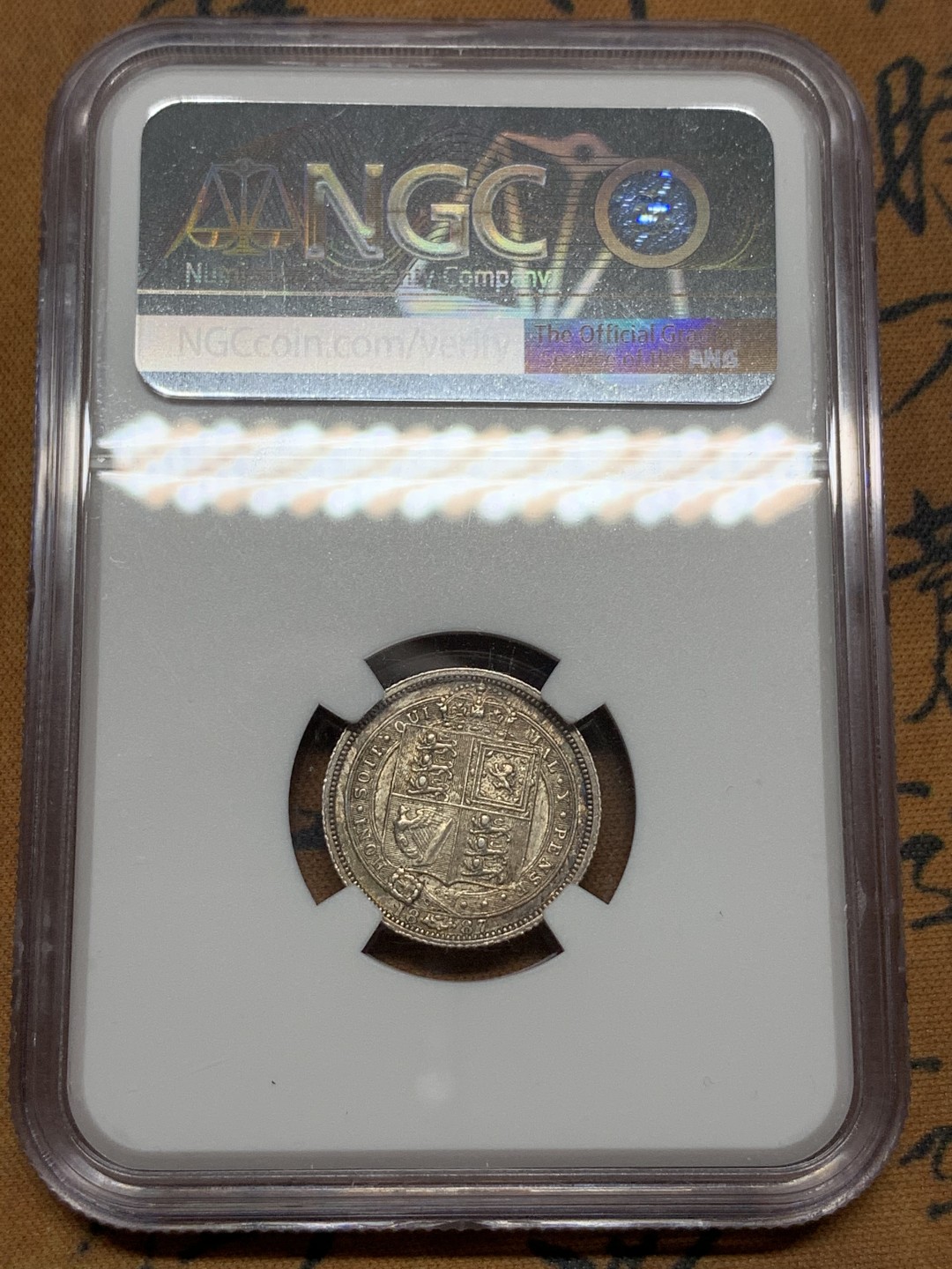 《竞宝斋》第116场-周日，周一 ，2场连拍（全场包邮） NGC AUD 英国1887年 维多利亚高冠盾徽6便士银币 人像面有转光，不错的东西，au分数无法理解