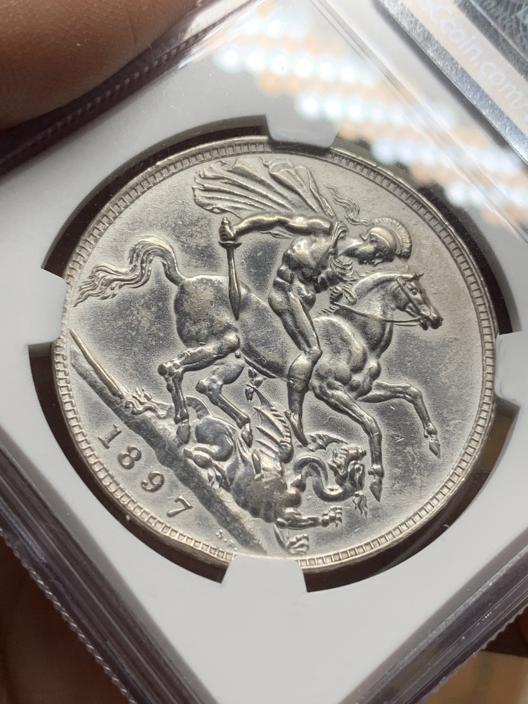 《竞宝斋》第116场-周日，周一 ，2场连拍（全场包邮） NGC-AU 英国 1897年维多利亚一克朗批纱马剑银币 深打近UNC状态