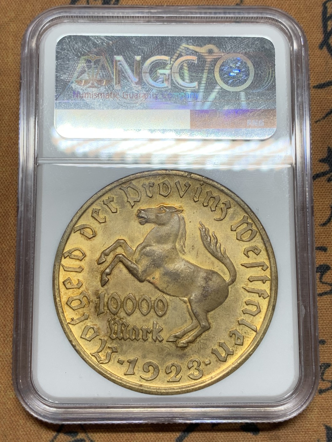 《竞宝斋》第116场-周日，周一 ，2场连拍（全场包邮） NGC MS63 1923年德国德紧时期威斯特法伦10000马克镀金大马币