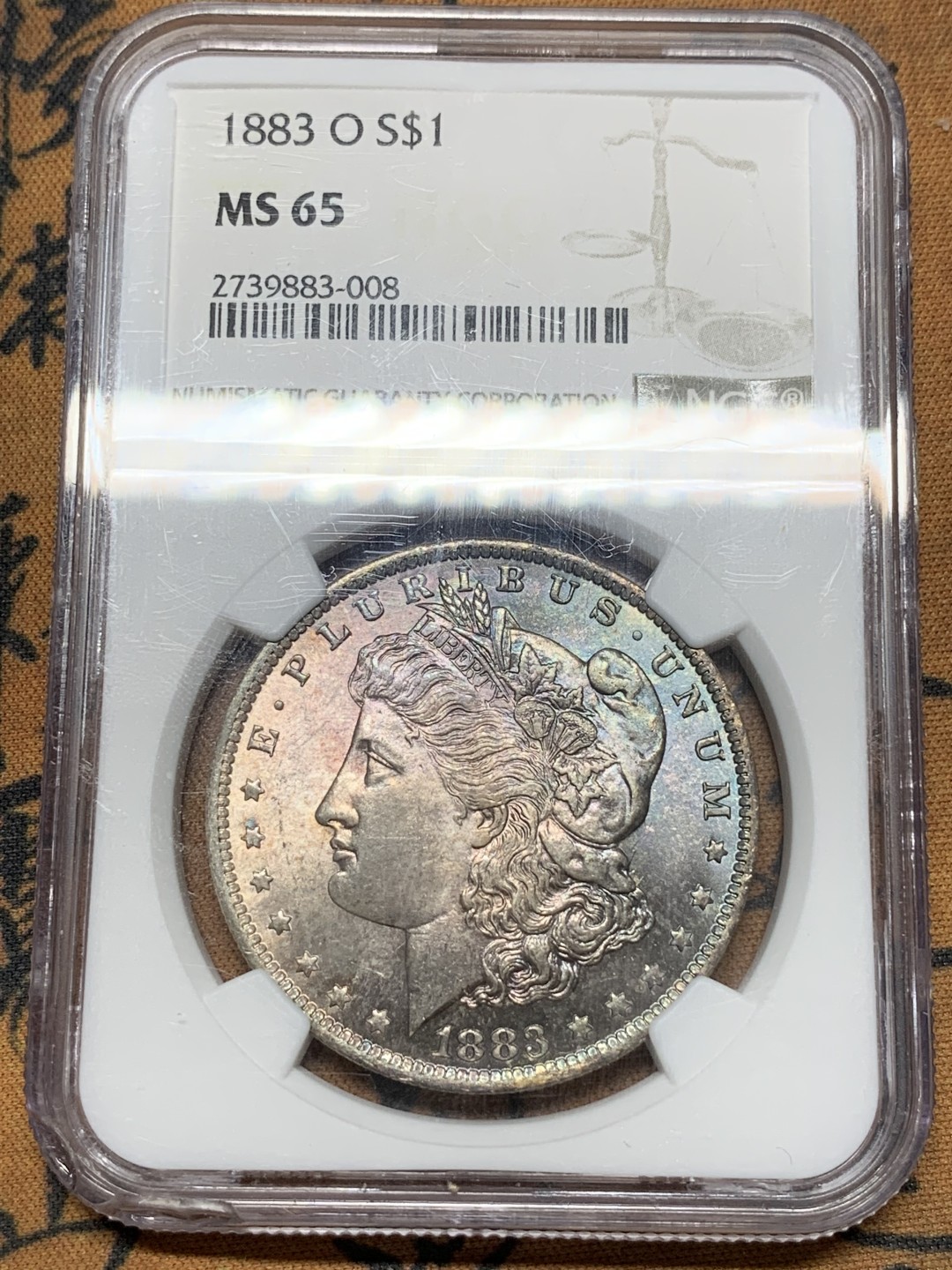 《竞宝斋》第116场-周日，周一 ，2场连拍（全场包邮） NGC-MS65 美国 1883年 摩根银币 女神面紫彩 鹰面金彩+镜面效果 盒子左下角磕损