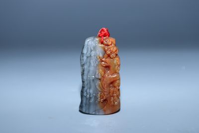 玉挂件专场 - 黄龙玉雕花直径：4.9cm 重：23g