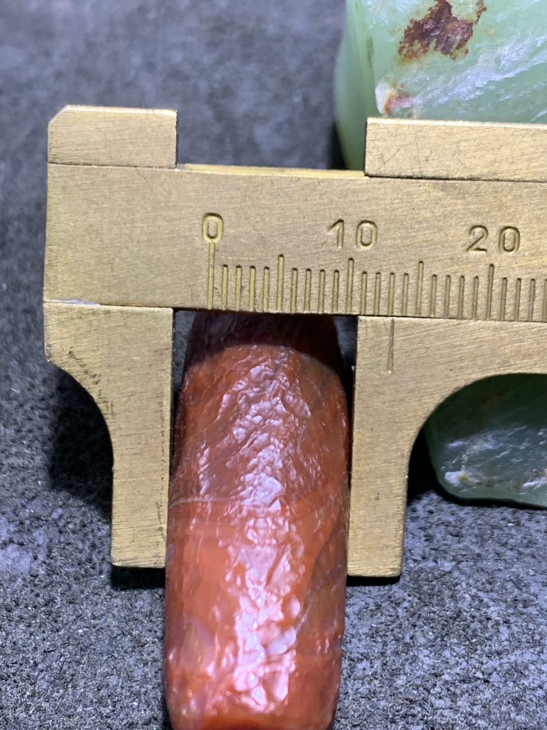 精美高玉化仿古风化纹玛瑙随形桶珠一颗 
