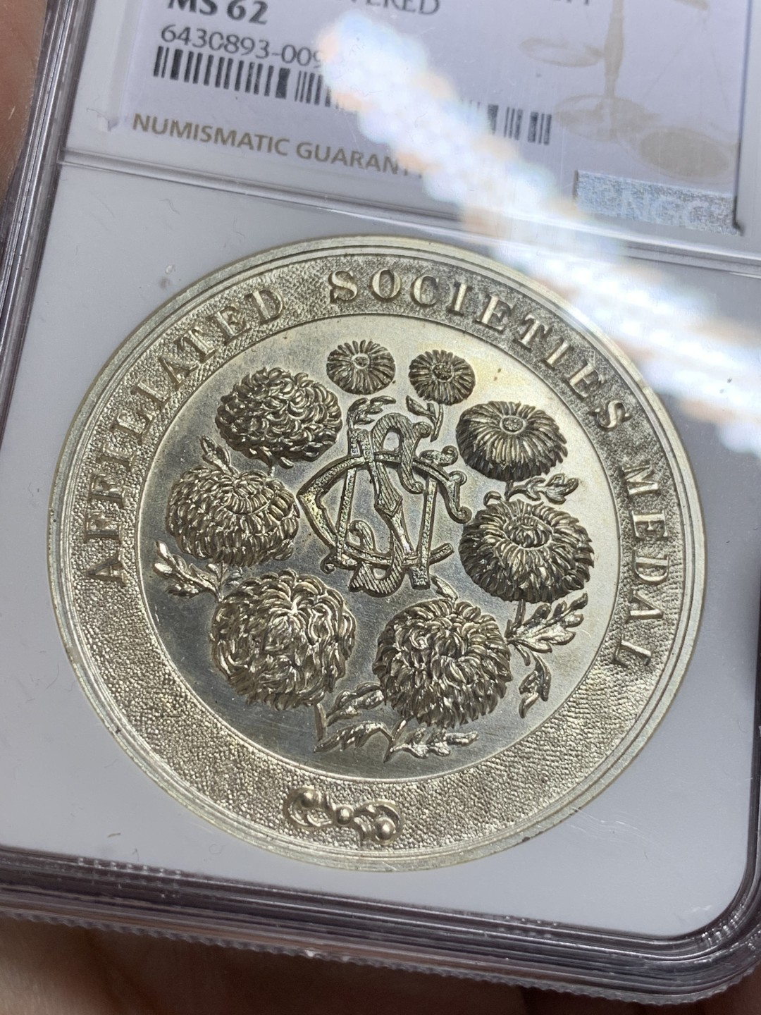 《竞宝斋》第116场-周日，周一 ，2场连拍（全场包邮） NGC MS62 19世纪英国菊花协会镀银纪念章 45mm 精美 无刻字