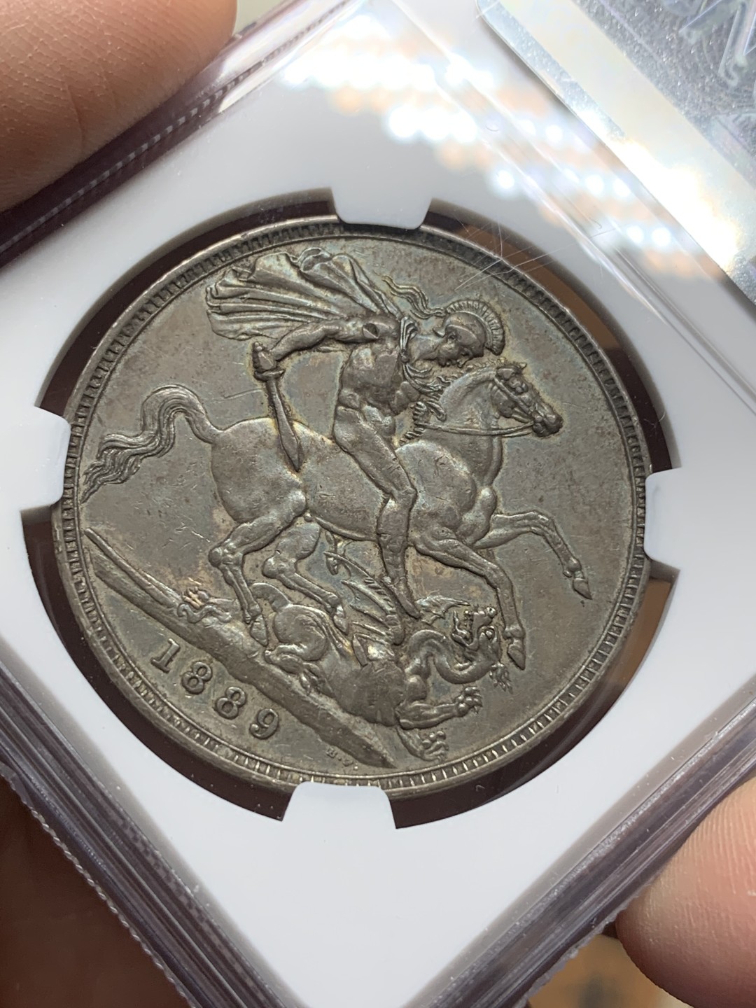 《竞宝斋》第116场-周日，周一 ，2场连拍（全场包邮） NGC-AU55 英国 1889年维多利亚一克朗高冠马剑银币 醇黑包浆好品相 分数难得