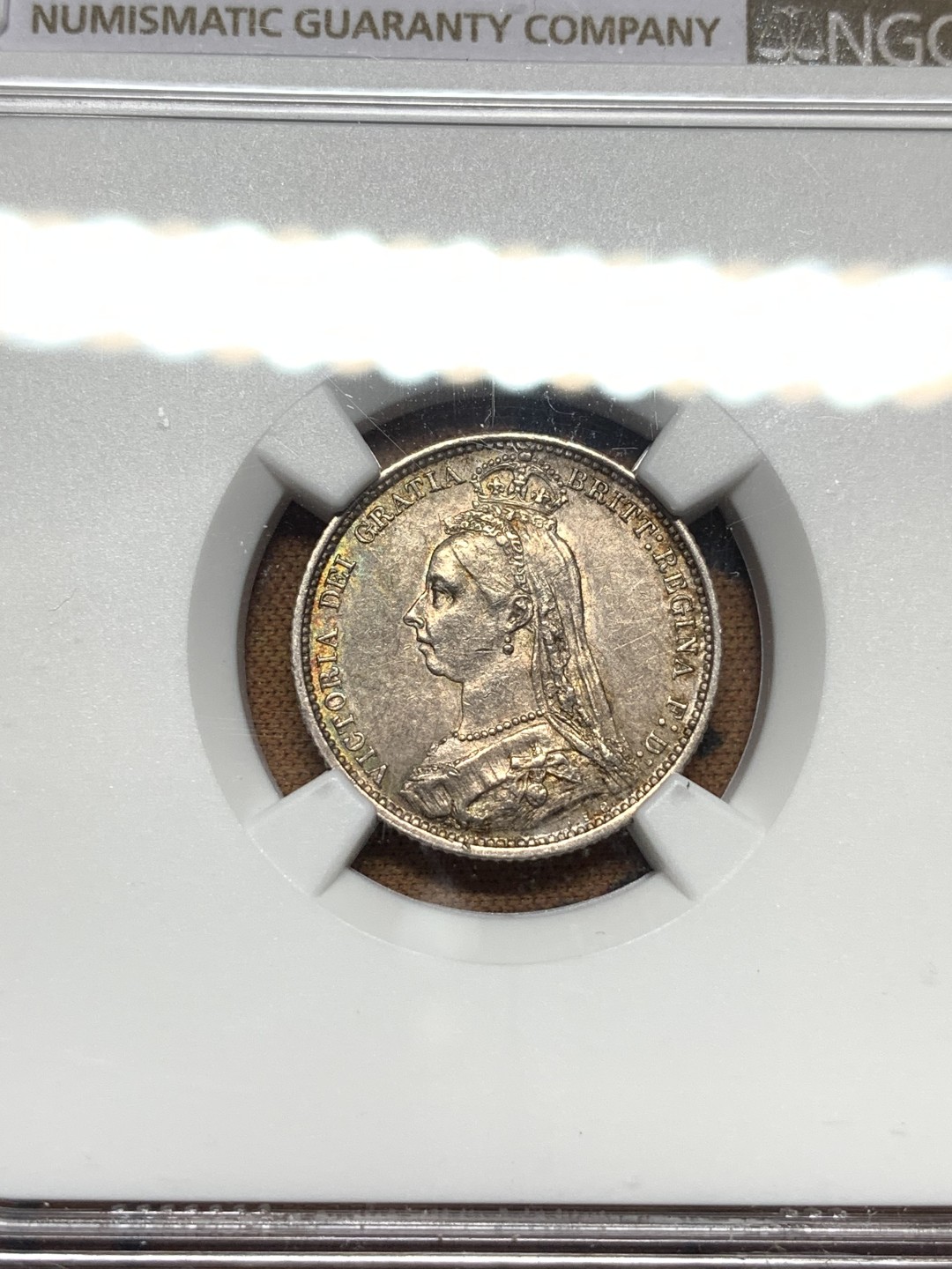 《竞宝斋》第116场-周日，周一 ，2场连拍（全场包邮） NGC AUD 英国1887年 维多利亚高冠盾徽6便士银币 人像面有转光，不错的东西，au分数无法理解