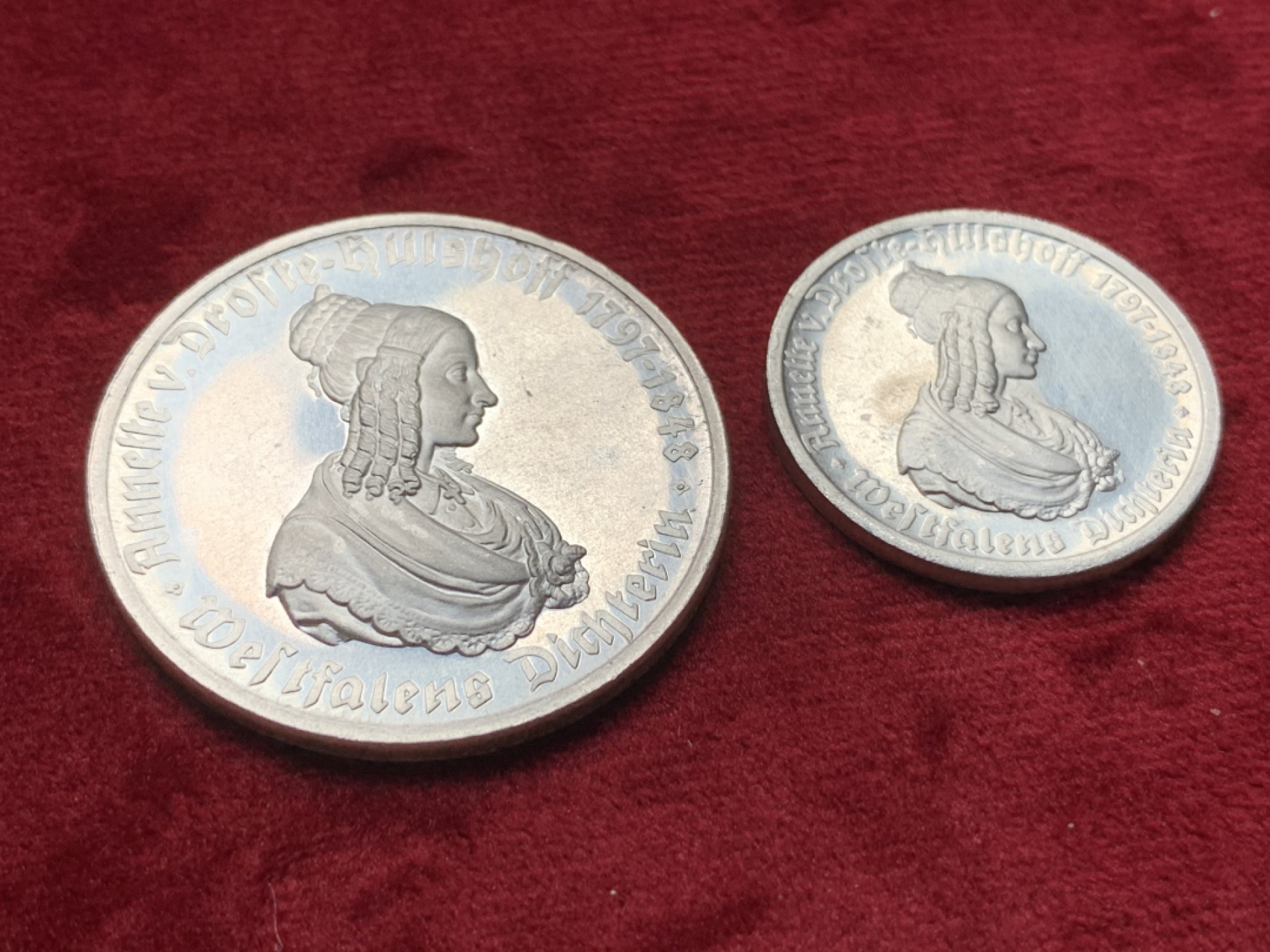 《竞宝斋》第116场-周日，周一 ，2场连拍（全场包邮） 德紧 德国威斯特伐利亚1923年50/100马克女诗人头像马币铝币一对