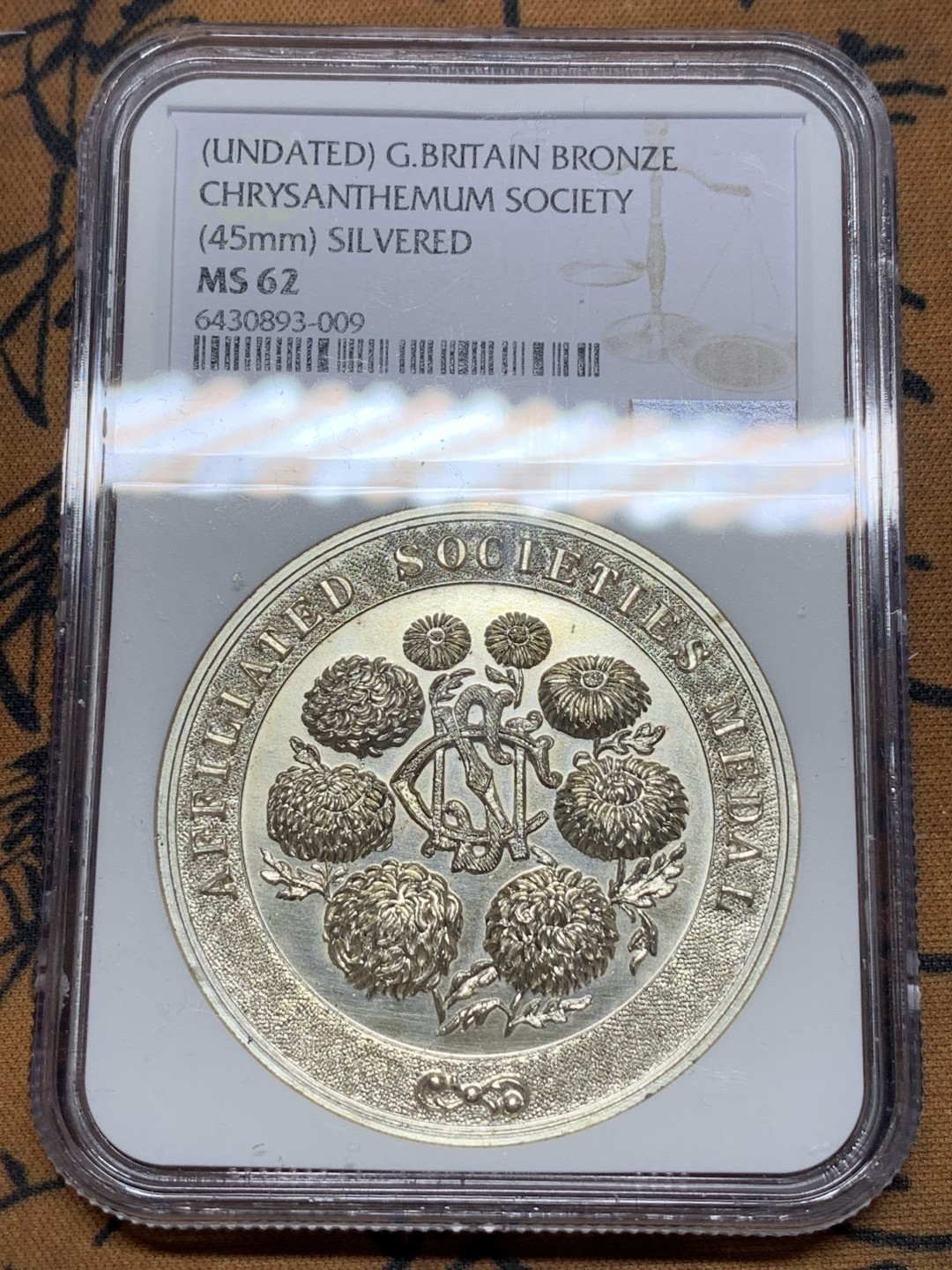 《竞宝斋》第116场-周日，周一 ，2场连拍（全场包邮） NGC MS62 19世纪英国菊花协会镀银纪念章 45mm 精美 无刻字