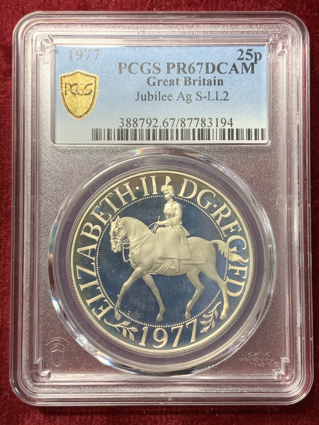 《竞宝斋》第116场-周日，周一 ，2场连拍（全场包邮） PCGS-PR67DCAM 英国1977年女王登基25周年纪念精制克朗大银币，经典的骑马女王。底板无暇，状态非常出色