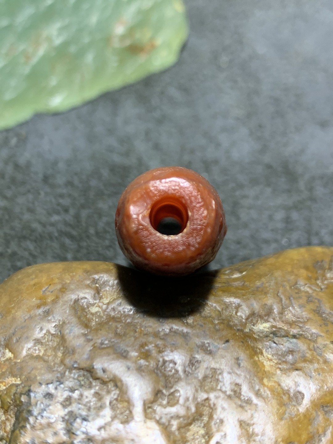 精美高玉化仿古风化纹玛瑙随形桶珠一颗 