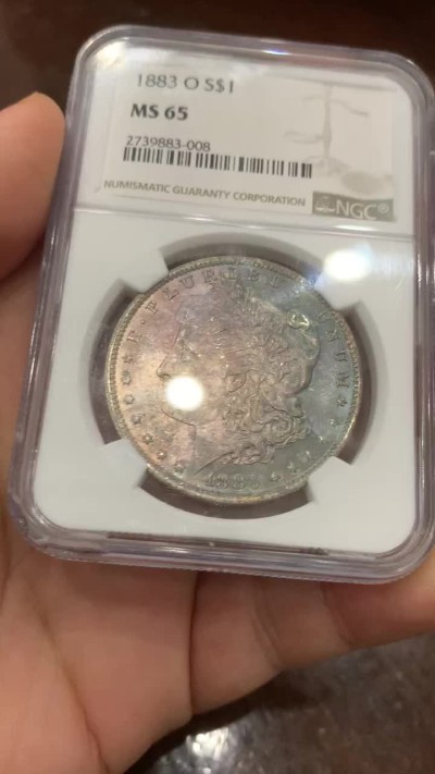 《竞宝斋》第116场-周日，周一 ，2场连拍（全场包邮） NGC-MS65 美国 1883年 摩根银币 女神面紫彩 鹰面金彩+镜面效果 盒子左下角磕损