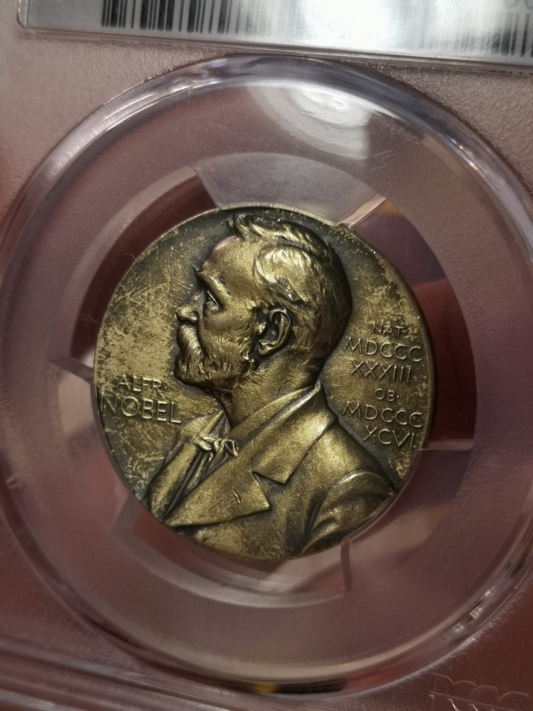 橡树集藏-006场 海纳百川 PCGS-SP64 1985年诺贝尔医学奖镀金银样章，瑞典皇家造币厂铸造，诺贝尔提名委员会颁发，真正的历史荣誉品，错过后悔。独一无二的包浆，实物状态极美。亚军分。正面：諾貝爾半身像朝左；反面：INVENTAS VITAM IUVAT EXCOLUISSE PER ARTES （意：獻給推動人類生活進步的偉大發明家）器皿及埃庫拉皮烏斯的蛇形纏繞權杖；花圈於背。深打，有光帶淺金色調包漿。