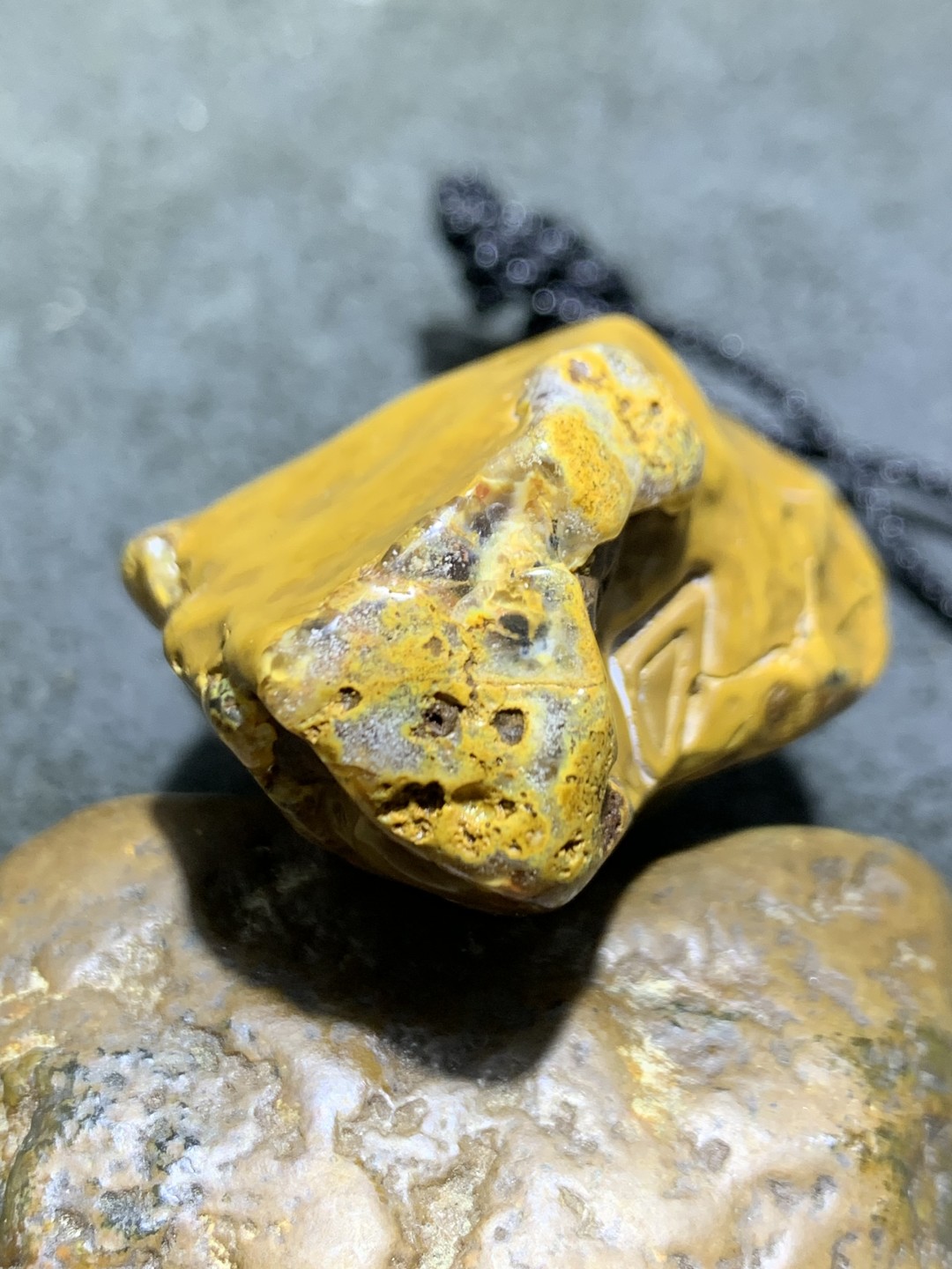 精美天然原皮马达加斯加玛瑙雕刻弥勒佛吊坠(把件)一个，