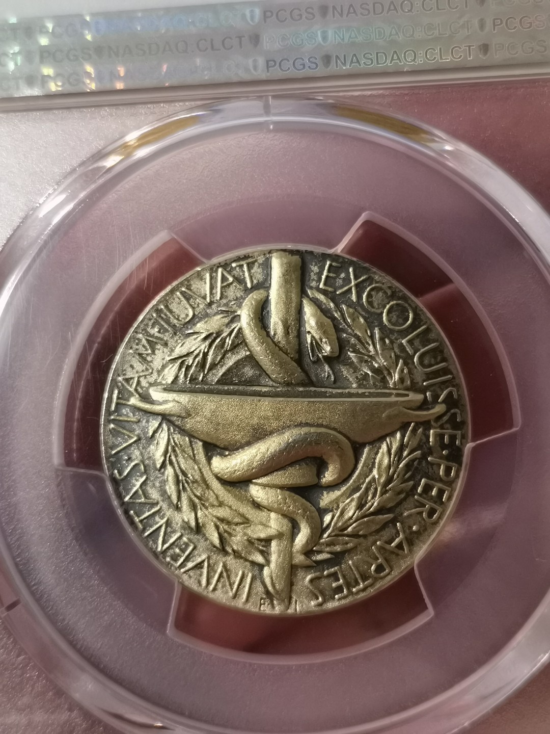 橡树集藏-006场 海纳百川 PCGS-SP64 1985年诺贝尔医学奖镀金银样章，瑞典皇家造币厂铸造，诺贝尔提名委员会颁发，真正的历史荣誉品，错过后悔。独一无二的包浆，实物状态极美。亚军分。正面：諾貝爾半身像朝左；反面：INVENTAS VITAM IUVAT EXCOLUISSE PER ARTES （意：獻給推動人類生活進步的偉大發明家）器皿及埃庫拉皮烏斯的蛇形纏繞權杖；花圈於背。深打，有光帶淺金色調包漿。