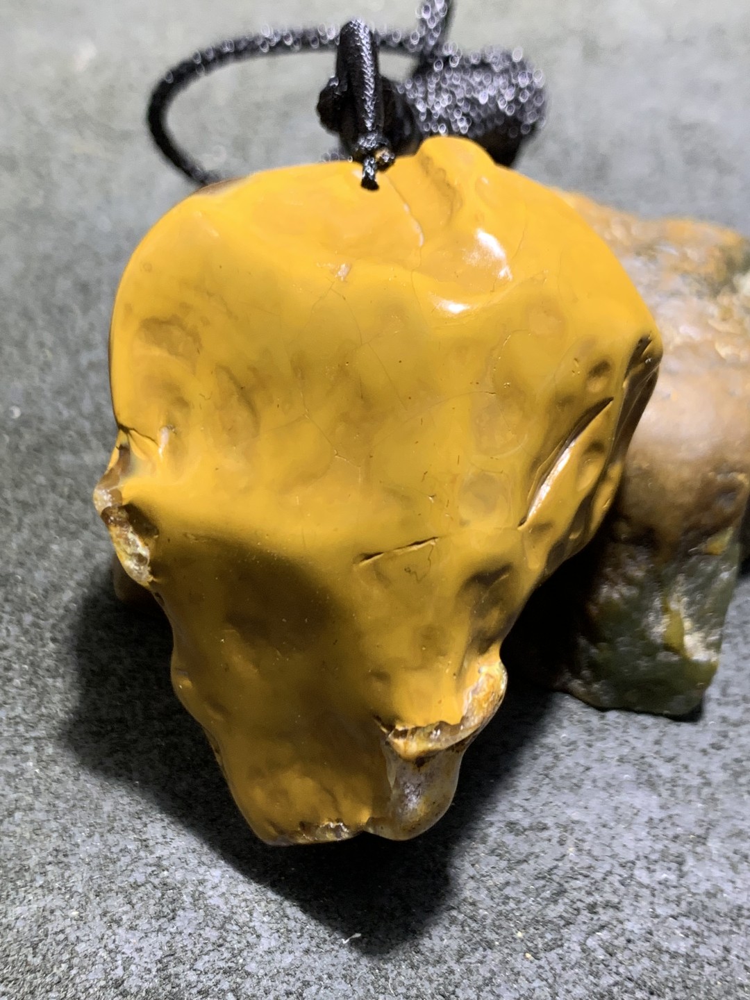 精美天然原皮马达加斯加玛瑙雕刻弥勒佛吊坠(把件)一个，