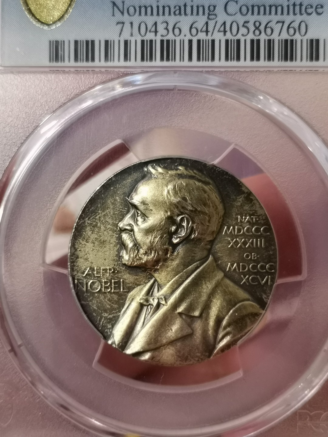 橡树集藏-006场 海纳百川 PCGS-SP64 1985年诺贝尔医学奖镀金银样章，瑞典皇家造币厂铸造，诺贝尔提名委员会颁发，真正的历史荣誉品，错过后悔。独一无二的包浆，实物状态极美。亚军分。正面：諾貝爾半身像朝左；反面：INVENTAS VITAM IUVAT EXCOLUISSE PER ARTES （意：獻給推動人類生活進步的偉大發明家）器皿及埃庫拉皮烏斯的蛇形纏繞權杖；花圈於背。深打，有光帶淺金色調包漿。