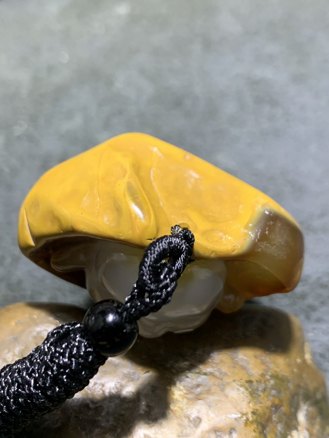 精美天然原皮马达加斯加玛瑙雕刻弥勒佛吊坠(把件)一个，