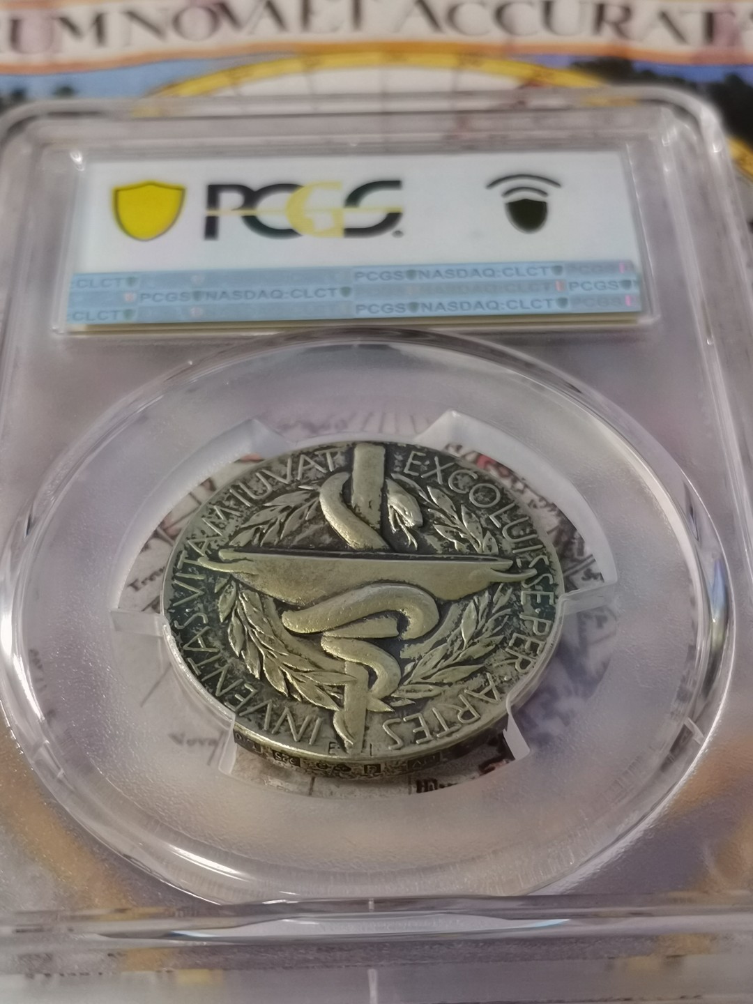 橡树集藏-006场 海纳百川 PCGS-SP64 1985年诺贝尔医学奖镀金银样章，瑞典皇家造币厂铸造，诺贝尔提名委员会颁发，真正的历史荣誉品，错过后悔。独一无二的包浆，实物状态极美。亚军分。正面：諾貝爾半身像朝左；反面：INVENTAS VITAM IUVAT EXCOLUISSE PER ARTES （意：獻給推動人類生活進步的偉大發明家）器皿及埃庫拉皮烏斯的蛇形纏繞權杖；花圈於背。深打，有光帶淺金色調包漿。