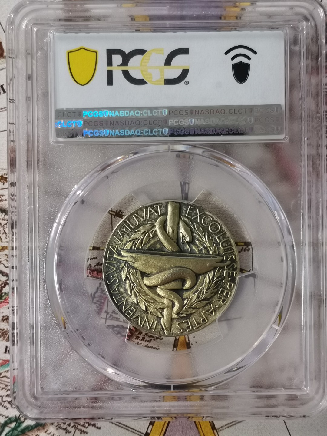 橡树集藏-006场 海纳百川 PCGS-SP64 1985年诺贝尔医学奖镀金银样章，瑞典皇家造币厂铸造，诺贝尔提名委员会颁发，真正的历史荣誉品，错过后悔。独一无二的包浆，实物状态极美。亚军分。正面：諾貝爾半身像朝左；反面：INVENTAS VITAM IUVAT EXCOLUISSE PER ARTES （意：獻給推動人類生活進步的偉大發明家）器皿及埃庫拉皮烏斯的蛇形纏繞權杖；花圈於背。深打，有光帶淺金色調包漿。