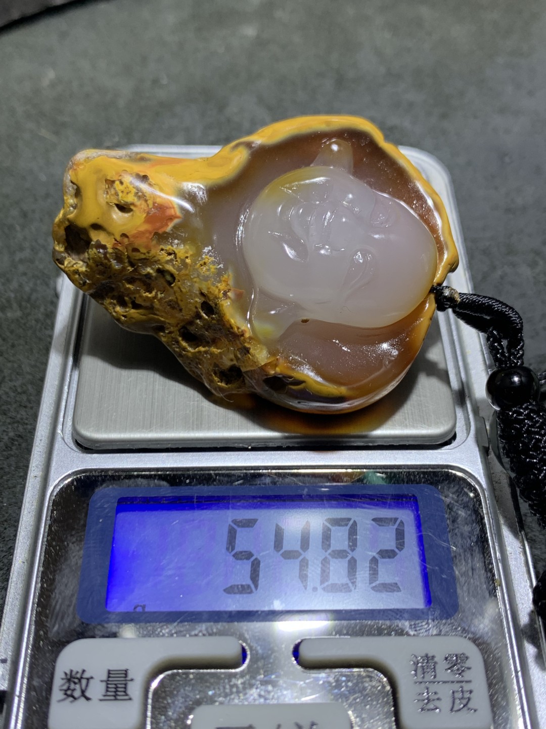 精美天然原皮马达加斯加玛瑙雕刻弥勒佛吊坠(把件)一个，