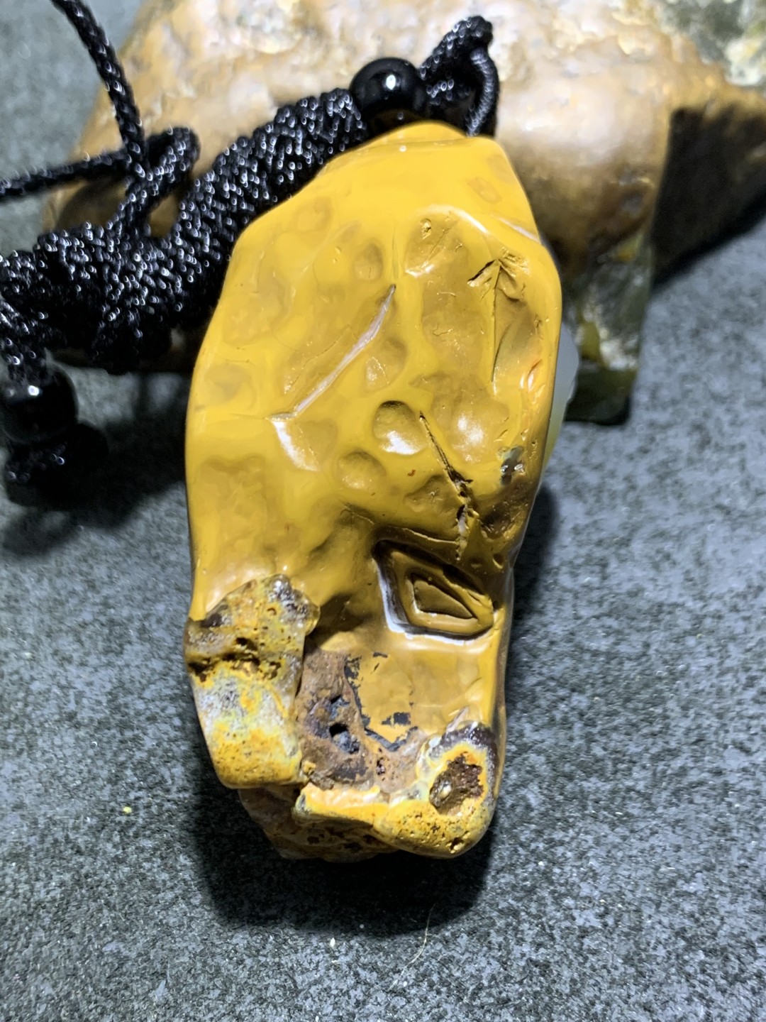 精美天然原皮马达加斯加玛瑙雕刻弥勒佛吊坠(把件)一个，