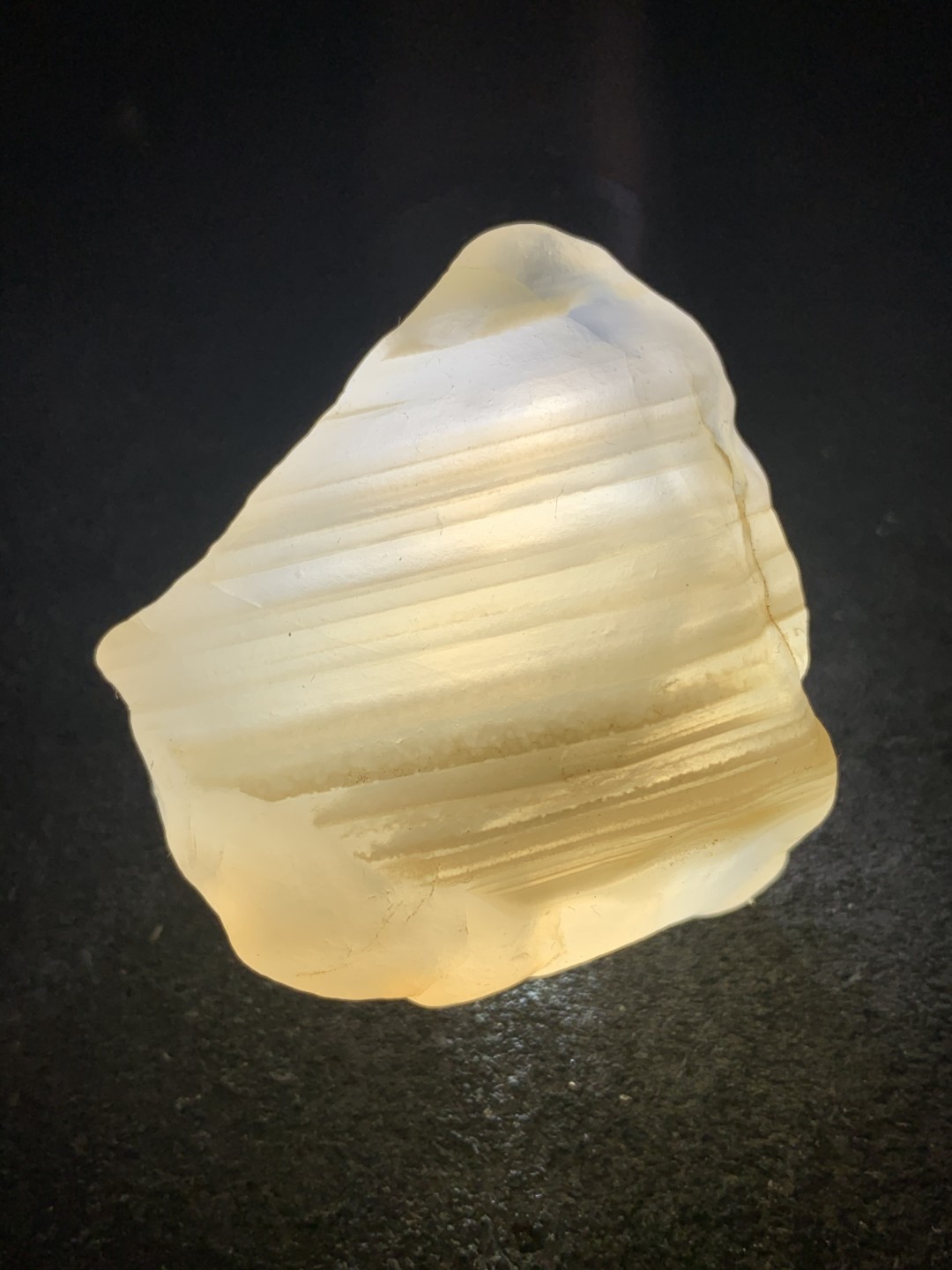 放福利！精美天然阿拉善冰透白色千层纹玛瑙原石一颗，