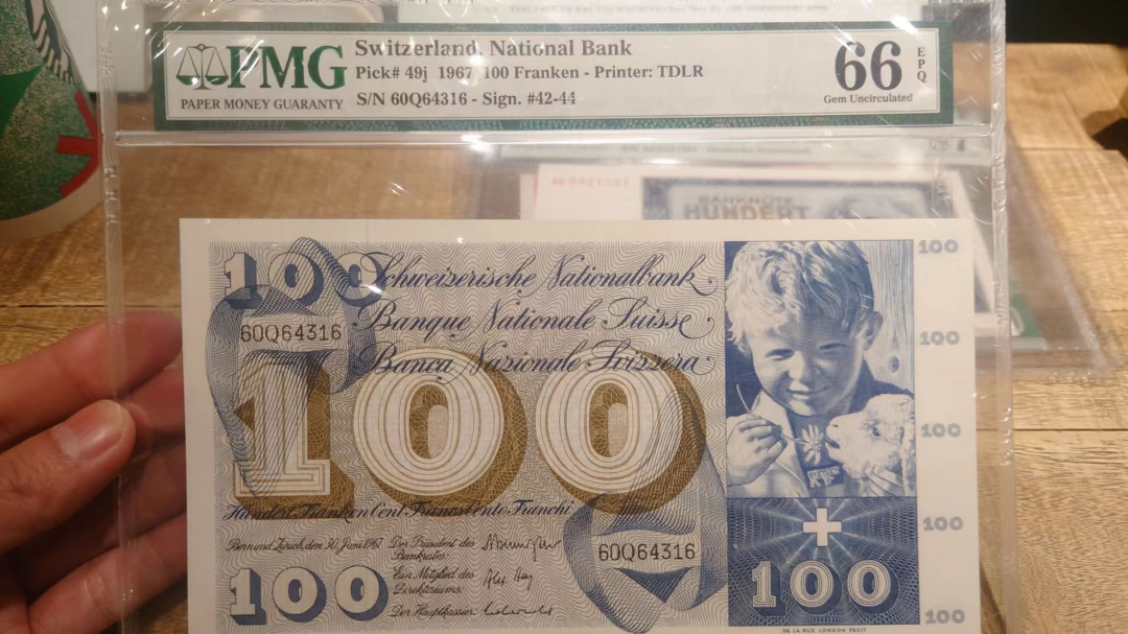今晚八点半【世界钱币收藏】总50期暨2022年第七期 裸钞评级混合场（月底的第八期有新品澳门品种敬请关注) 1967年瑞士100法郎 割袍 PNG66E