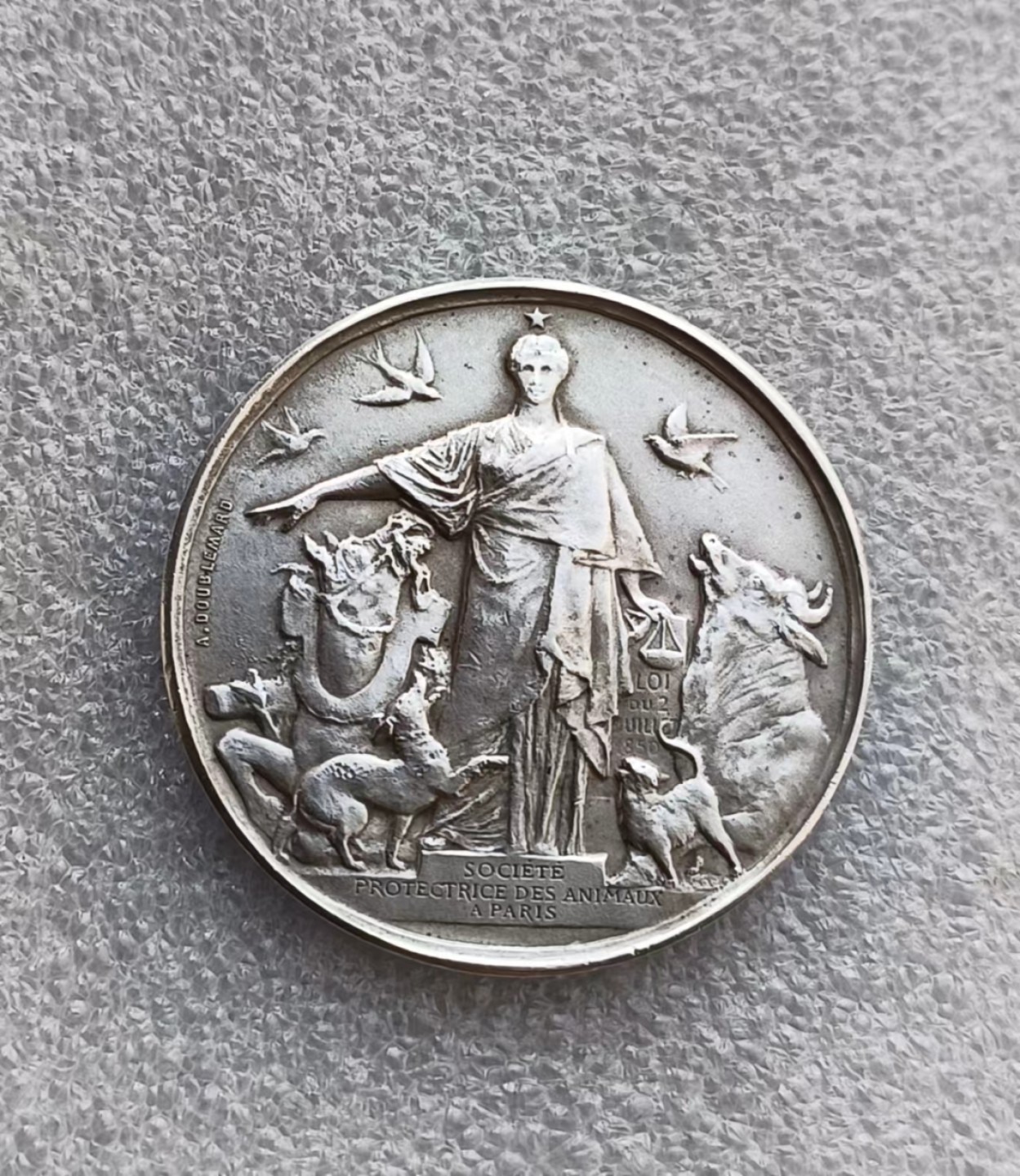 瓶子🏺第66期拍卖会 法国1905年动物保护协会银章直径42毫米重38克