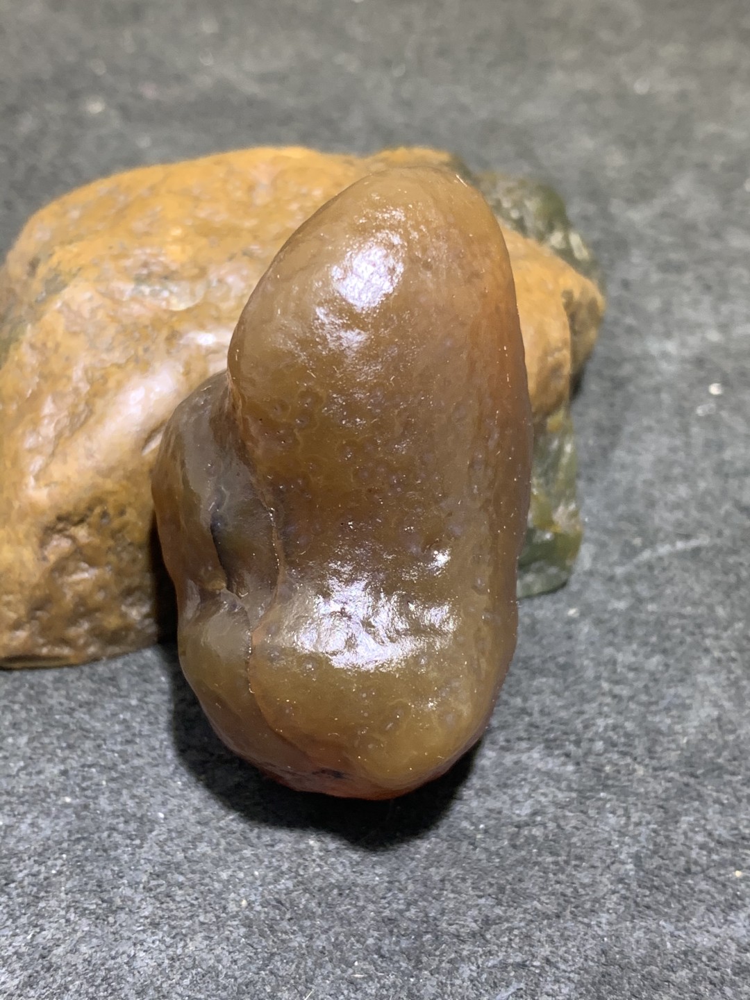 精美天然戈壁酒红色玛瑙原石一颗