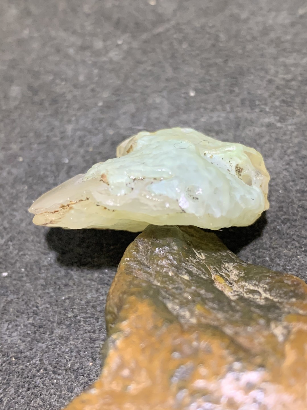 天然戈壁阿拉善玛瑙原石吊坠一个，