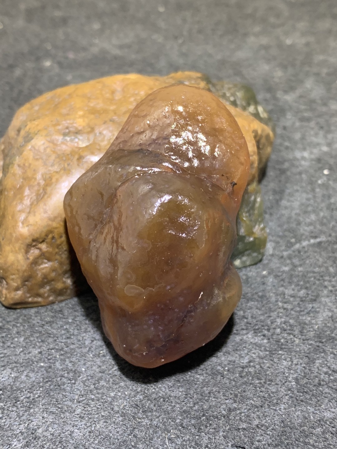 精美天然戈壁酒红色玛瑙原石一颗