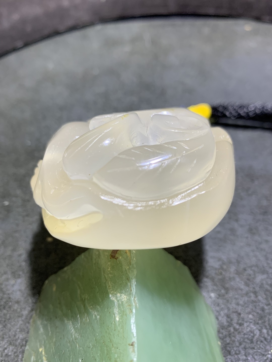 重器天然马达加斯加原皮玛瑙镂空雕刻年年有余把件一个