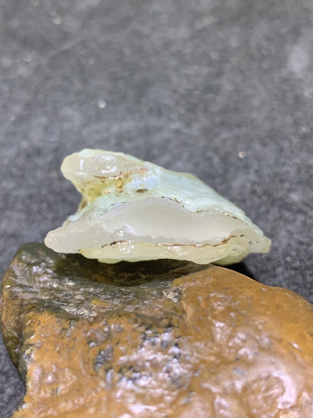 天然戈壁阿拉善玛瑙原石吊坠一个，
