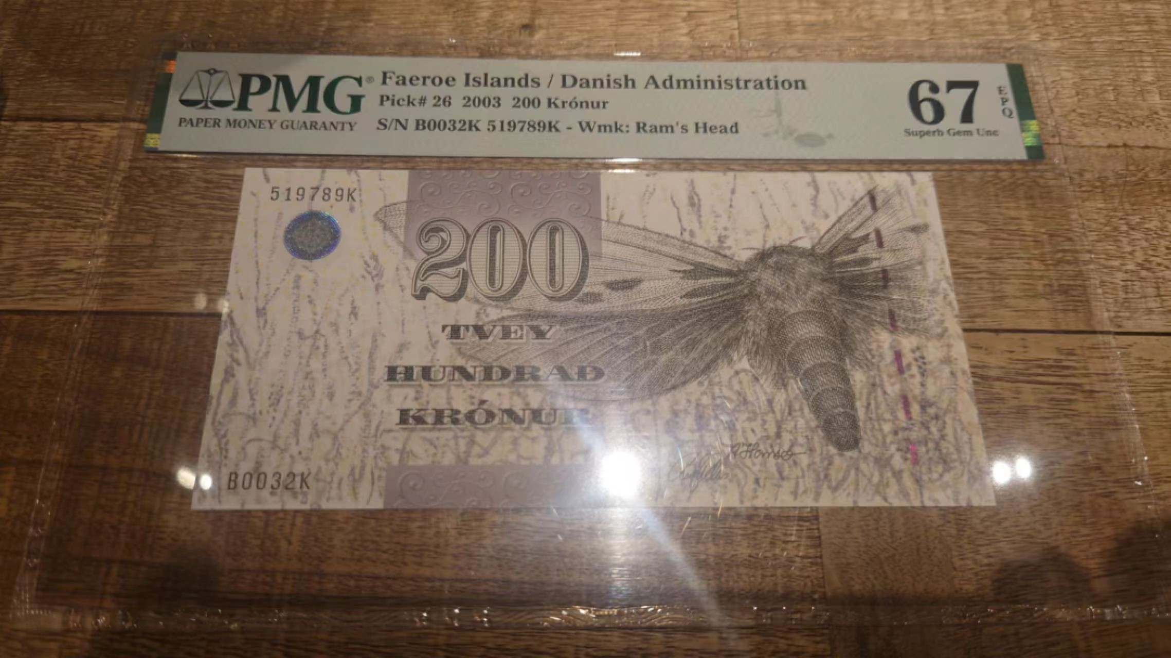 今晚八点半【世界钱币收藏】总50期暨2022年第七期 裸钞评级混合场（月底的第八期有新品澳门品种敬请关注) 2003年初版法罗群岛200克朗 PMG67E 全新无4号码