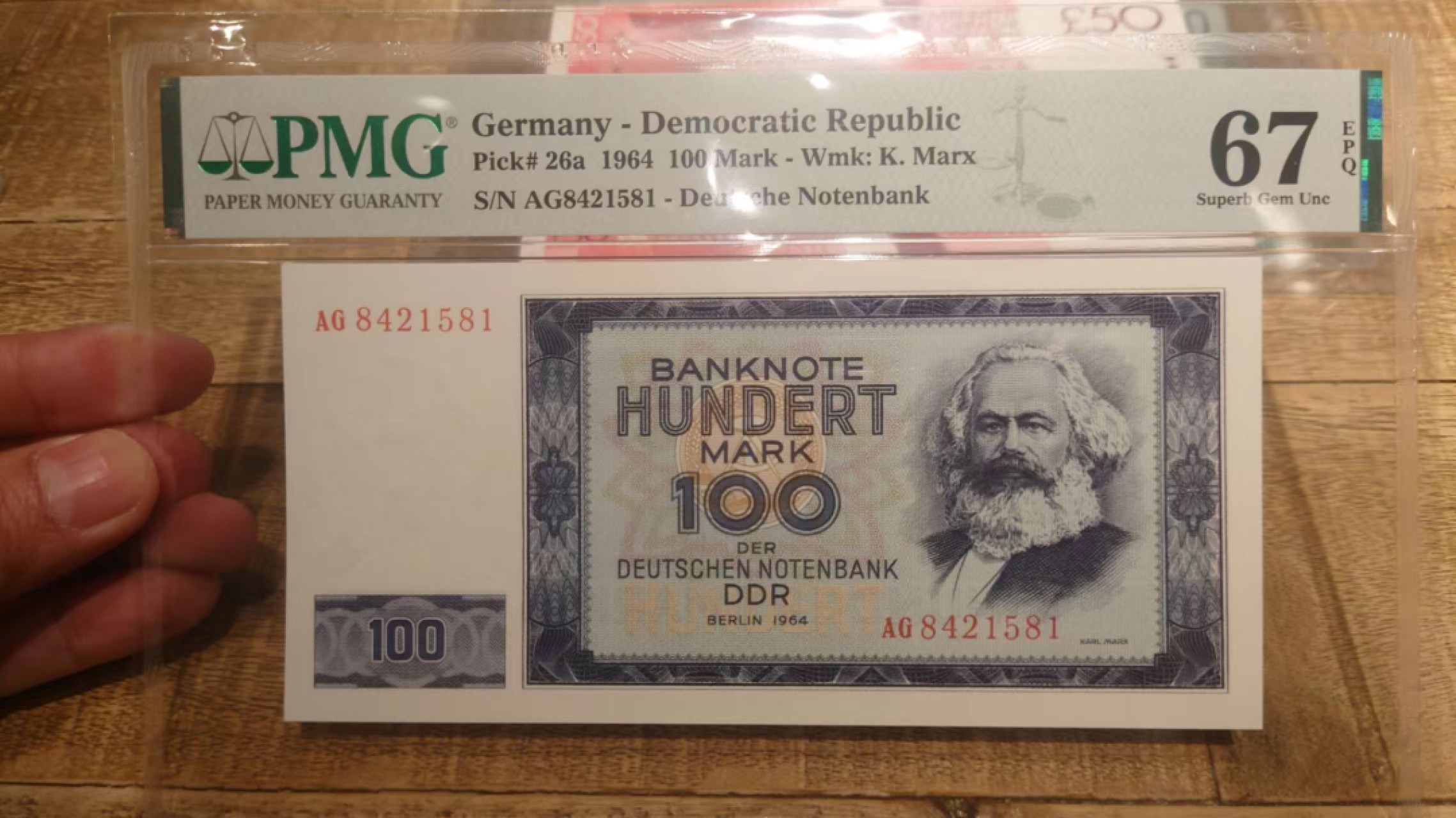今晚八点半【世界钱币收藏】总50期暨2022年第七期 裸钞评级混合场（月底的第八期有新品澳门品种敬请关注) 1964年德国（东德)100马克 PNG67E高分 马克思