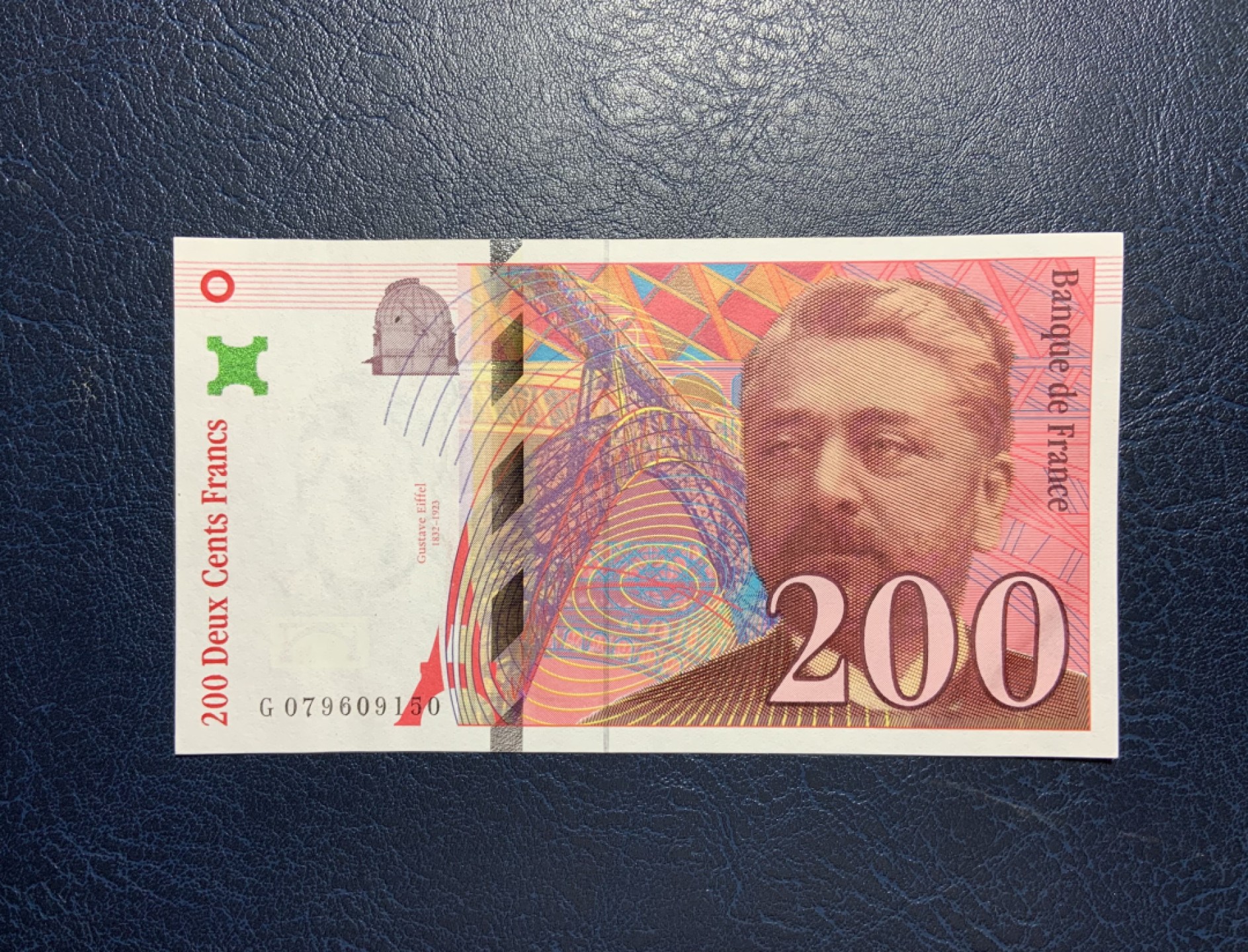 收藏联盟Quantum Auction 第209期拍卖 法国1999年200法郎 品相UNC- 正面右下角有个点钞痕，左上角有个纸张杂质