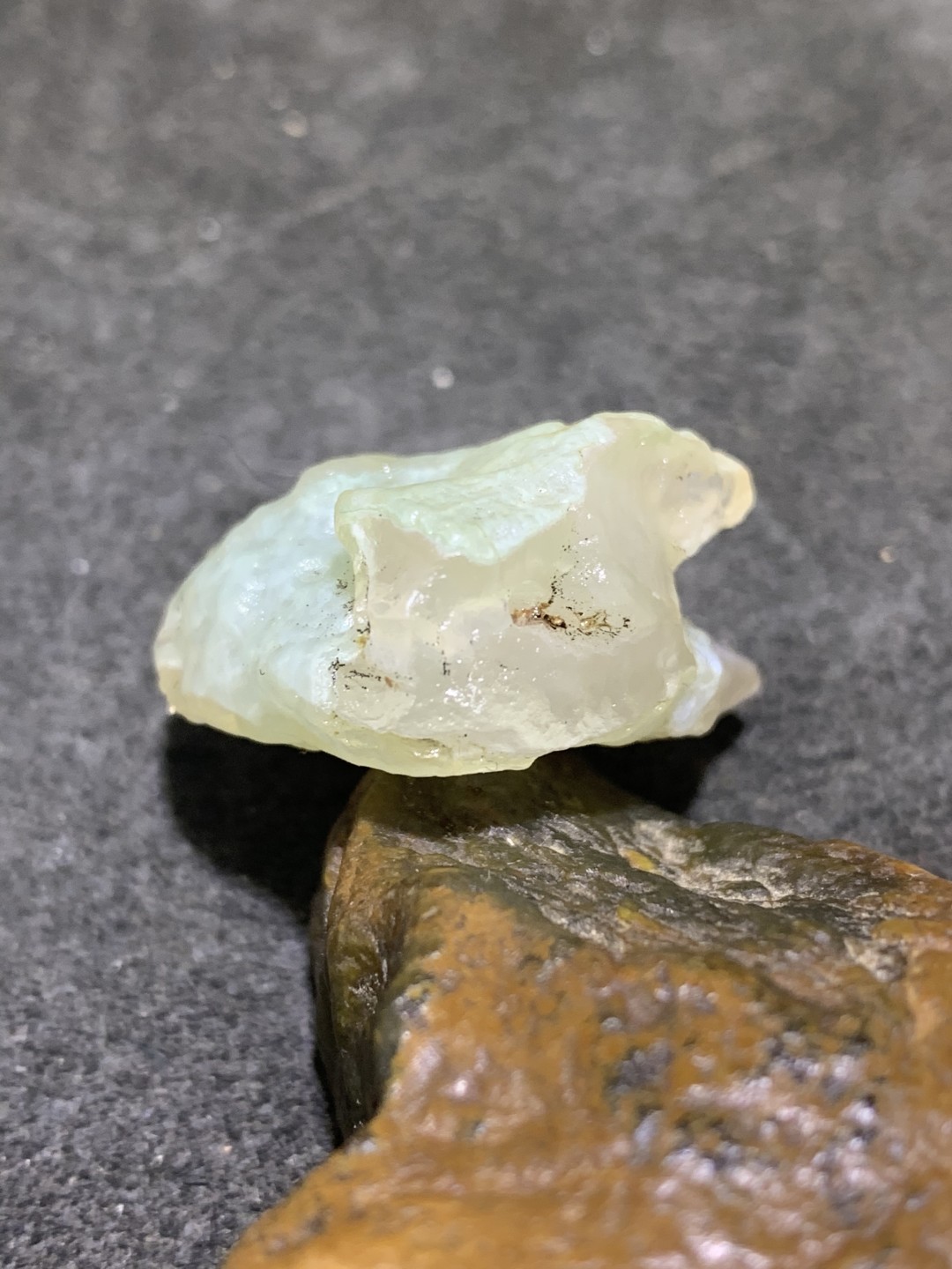 天然戈壁阿拉善玛瑙原石吊坠一个，