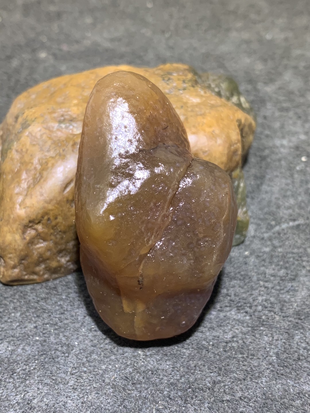 精美天然戈壁酒红色玛瑙原石一颗