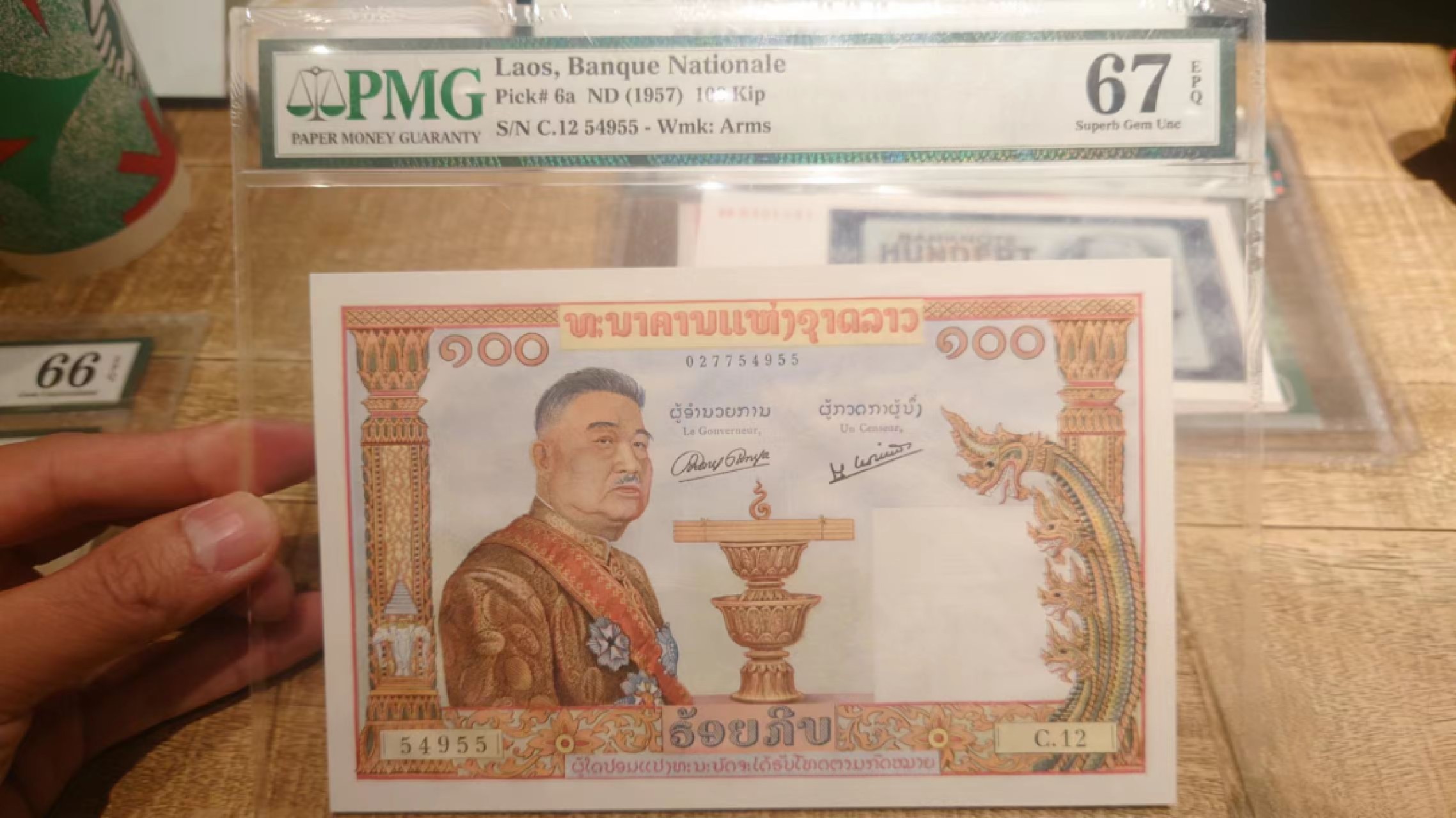 今晚八点半【世界钱币收藏】总50期暨2022年第七期 裸钞评级混合场（月底的第八期有新品澳门品种敬请关注) 1957年老挝100 猪哥 PMG67E亚军分