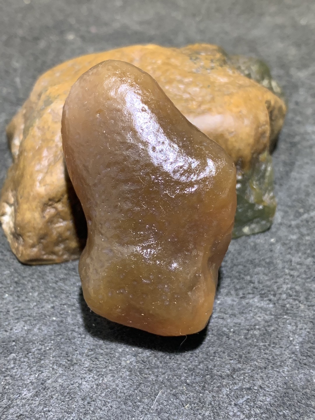 精美天然戈壁酒红色玛瑙原石一颗