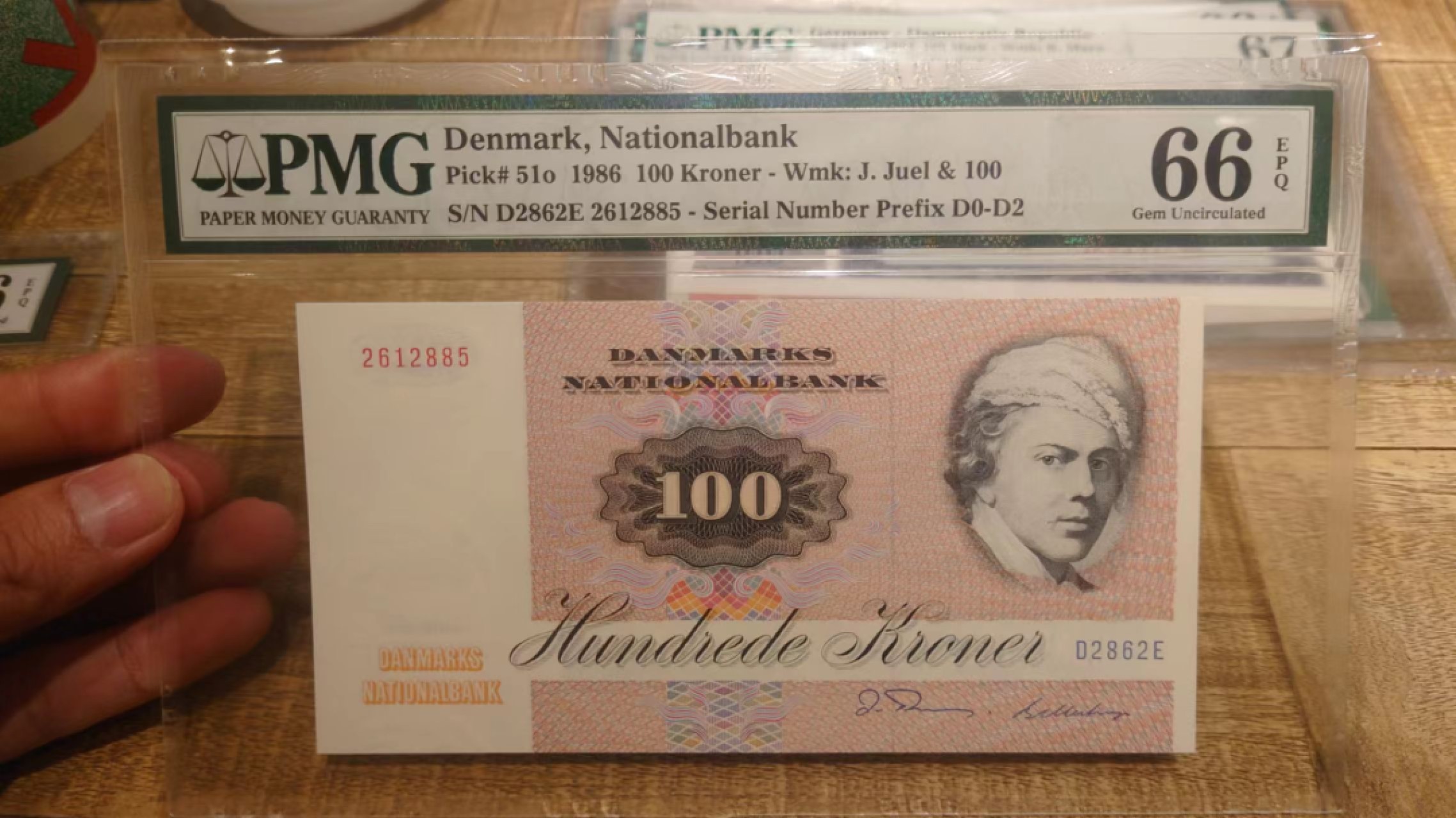今晚八点半【世界钱币收藏】总50期暨2022年第七期 裸钞评级混合场（月底的第八期有新品澳门品种敬请关注) 1986年丹麦100克朗 初版 PMG66E全程无47