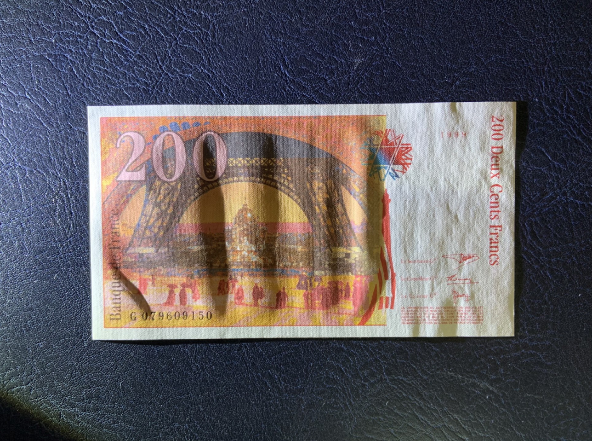 收藏联盟Quantum Auction 第209期拍卖 法国1999年200法郎 品相UNC- 正面右下角有个点钞痕，左上角有个纸张杂质