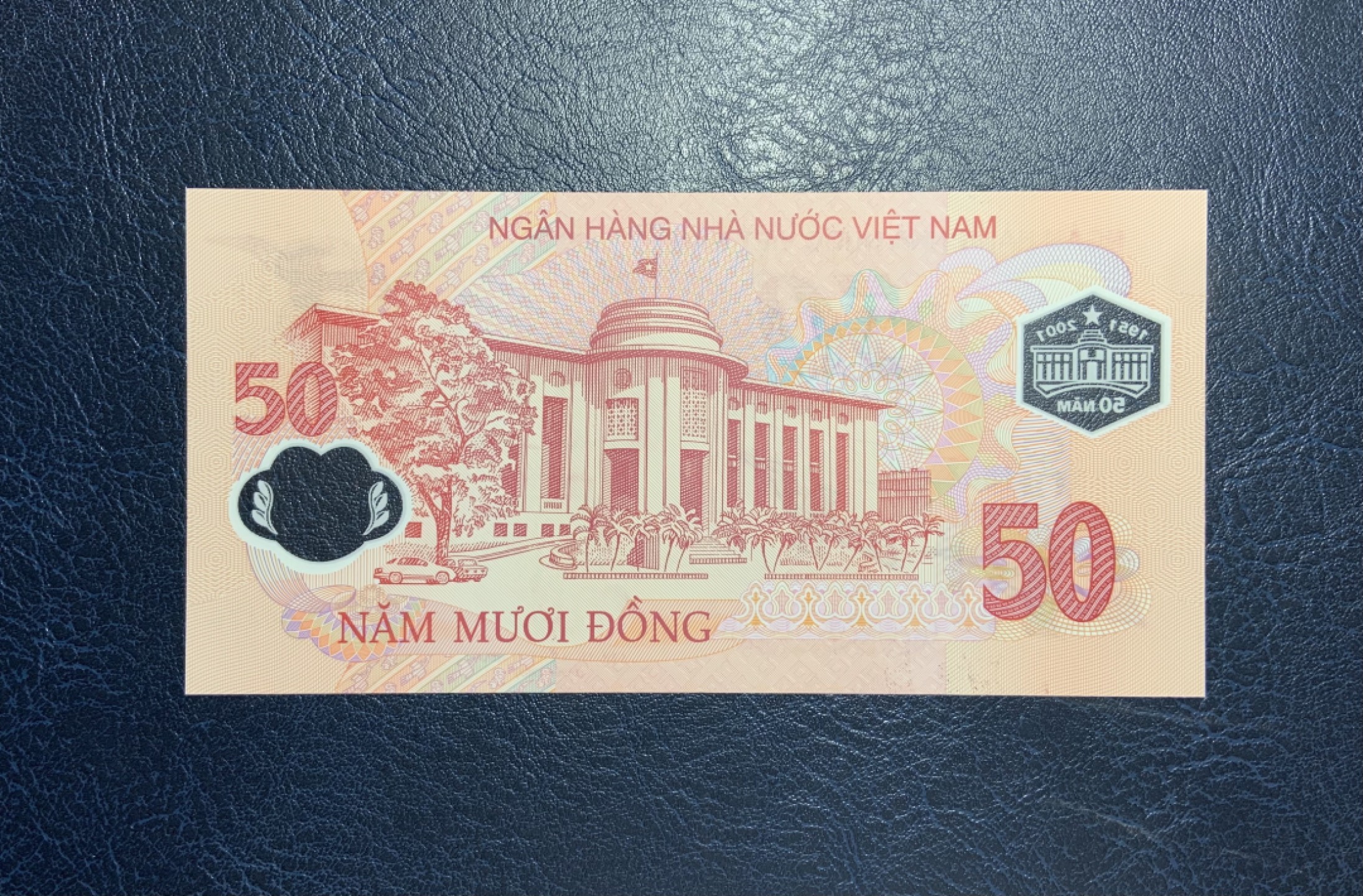 收藏联盟Quantum Auction 第209期拍卖 越南2001年50盾国家银行成立50周年纪念钞 品相全新UNC 附带原装纪念册