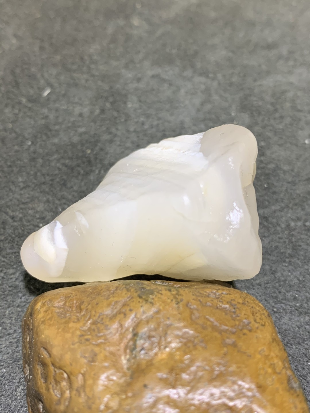 放福利！精美天然阿拉善冰透白色千层纹玛瑙原石一颗，