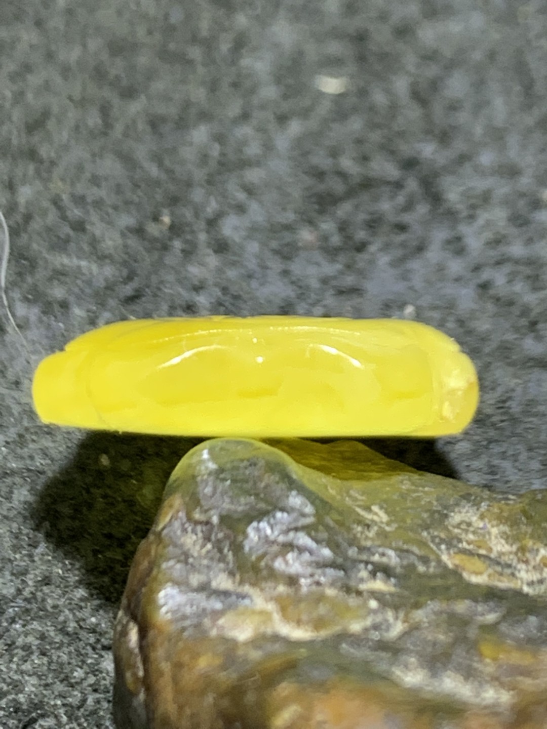 天然乌克兰蜜蜡雕刻福字小吊坠一个，