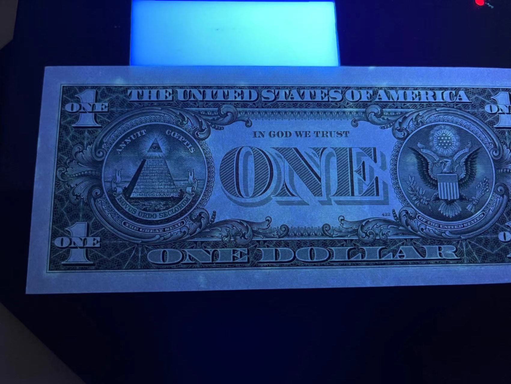 《外钞收藏家》第二百一十八期（波罗的海三国） 美国1957年蓝色库印1美元 无折 有星星点点潮癍