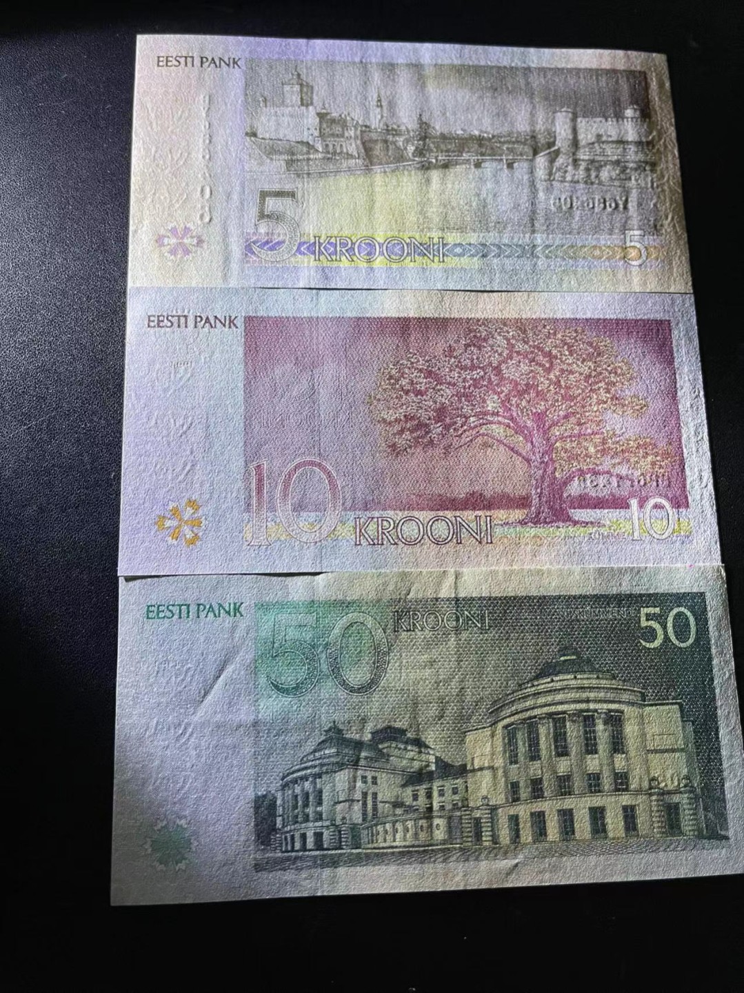《外钞收藏家》第二百一十八期（波罗的海三国） 爱沙尼亚1994年第二套纸币5/10/50克朗，小套3枚	P76-78 50面额疑似有折近全新 其他全新