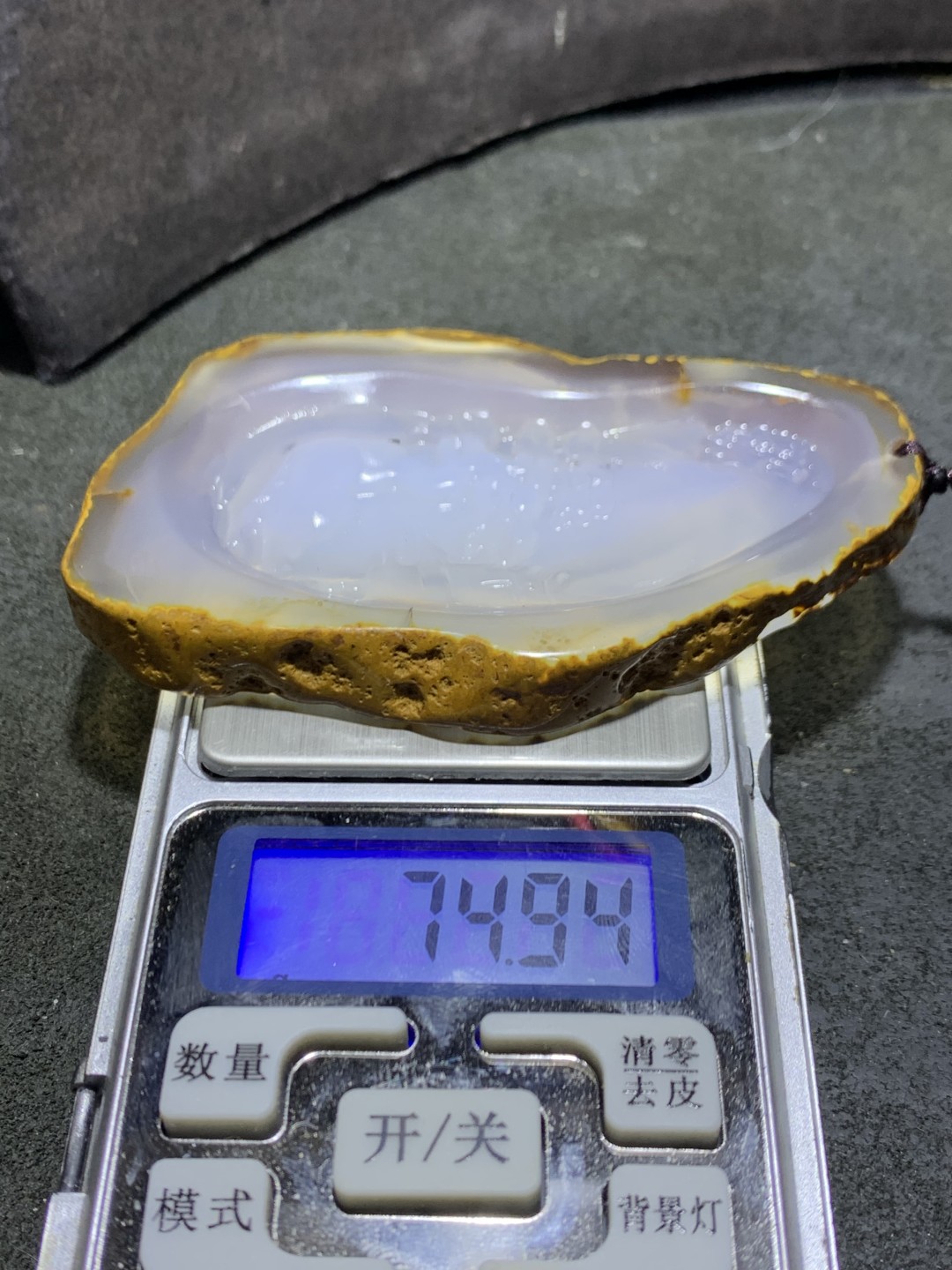 重器天然马达加斯加原皮玛瑙雕刻迎客松牌子一块