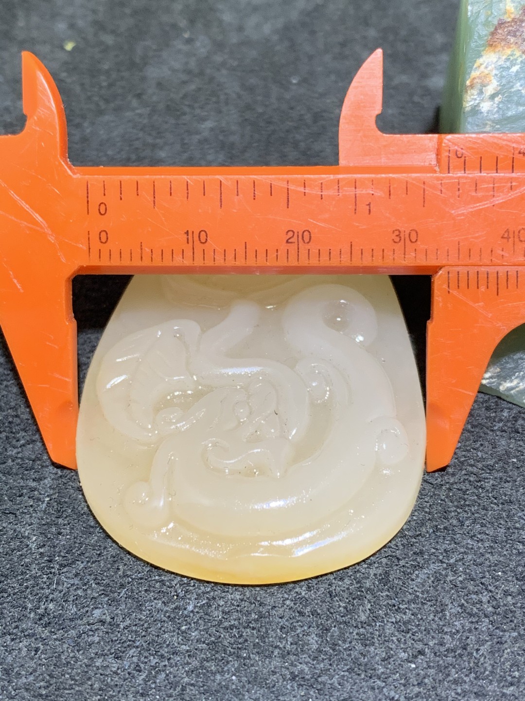 精美黄龙玉雕刻牌子一块，